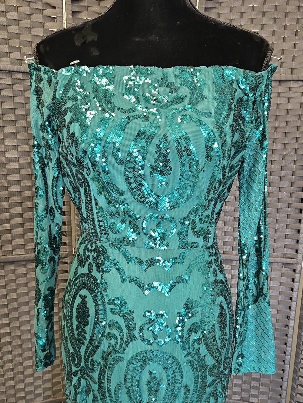 Size 10 emerald green off-shoulder long sleeve fitted sequin evening/prom gown - Picture 4 of 14
